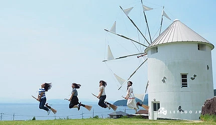 小豆島橄欖公園的地標白色燈塔前打卡