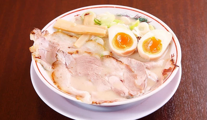 一碗有叉烧、溏心蛋等配料的拉面