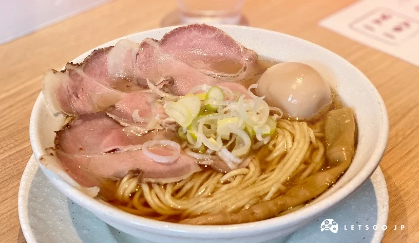 有叉烧肉、葱花等配料的一碗拉面