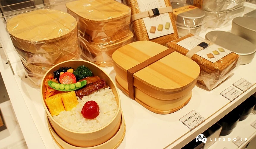 圓形的木製便當盒陳列在架子上