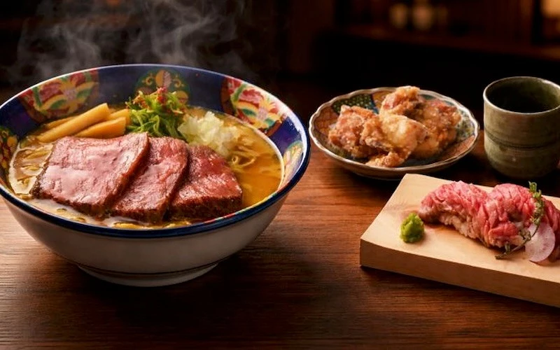 牛肉拉麵搭配炸雞與牛肉壽司擺放在桌上