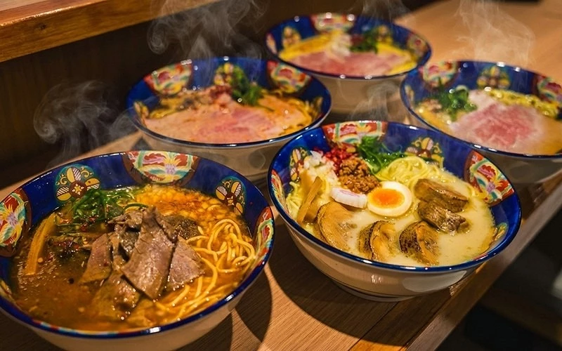 五碗上面盛放著不同料的拉麵