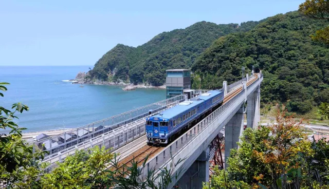 日本海邊車站打卡來餘部鐵橋展望台、搭觀光列車去泡溫泉：兵庫北這樣玩