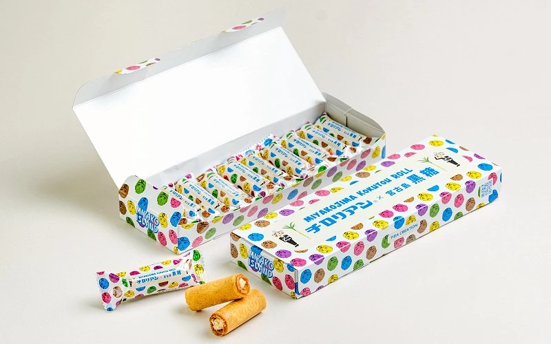 盒裝捲心餅乾與單包展示，包裝印有英文與日文字樣