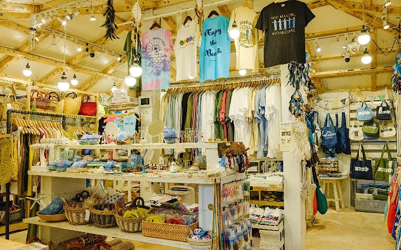 南國雜貨TIDA店內陳列衣服及雜貨