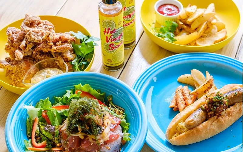 薯條、熱狗堡、炸雞、塔可飯等四盤料理及兩罐飲料