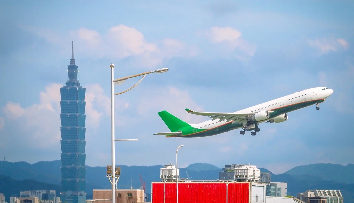 飛機由台北上空起飛