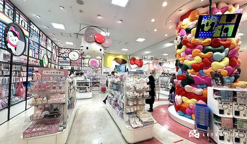 Hello kitty周邊商店內部擺設