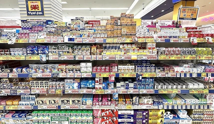 架上陳列各種藥品