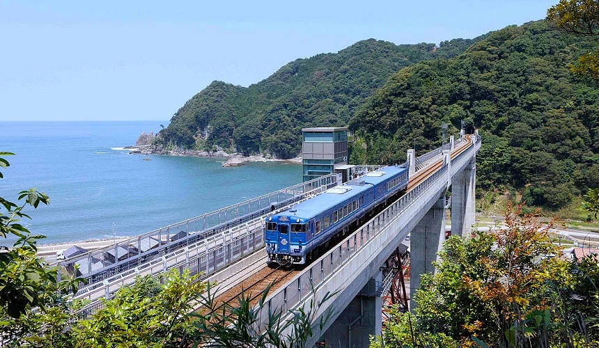 行经日本海岸线高架桥的观光列车「天地」提供:ひょうご観光本部