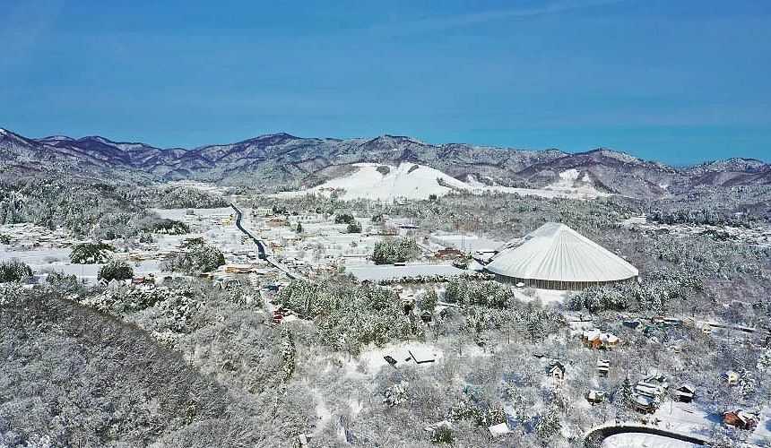 冬天變成白雪世界的神鍋高原提供:日高神鍋観光協会