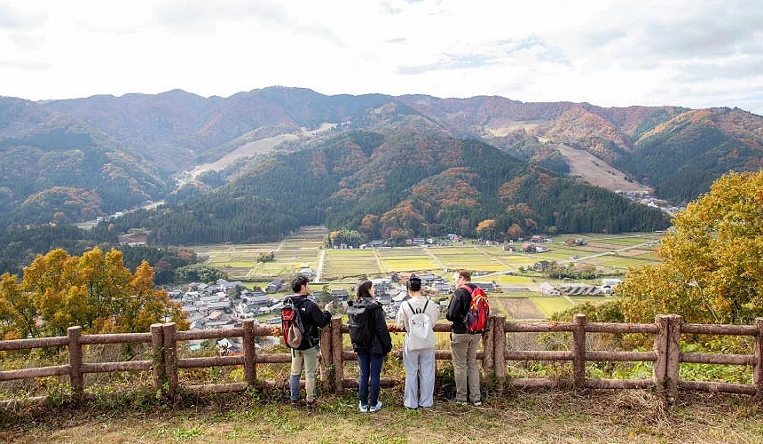 四位健行旅客站在瞭望台欣賞神鍋高原秋天景緻提供:日高神鍋観光協会