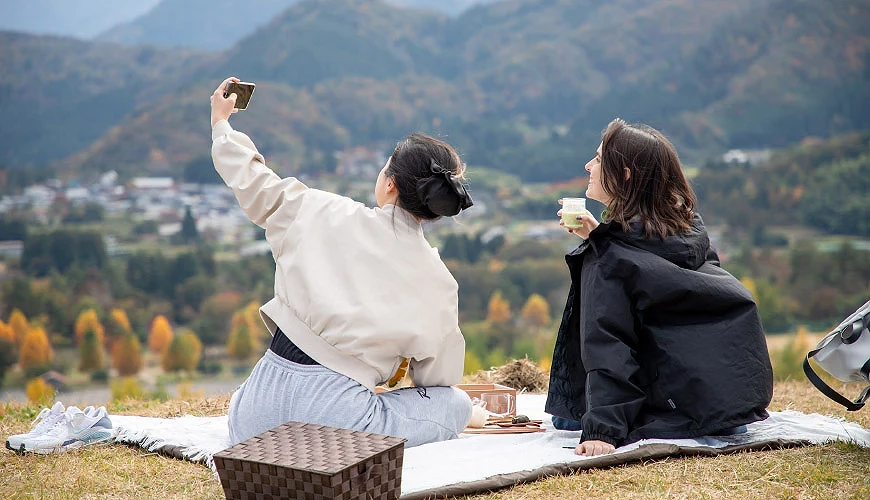 在神鍋高原邊野餐邊拍照的旅客提供:日高神鍋観光協会