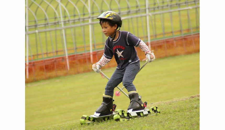 小朋友進行草地滑行(滑草)體驗提供:アップかんなべ