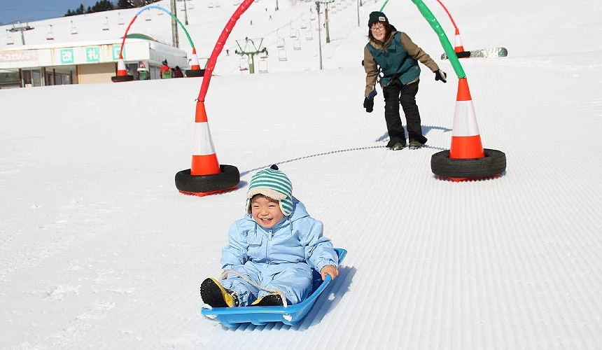 小小朋友也能盡情玩樂的雪橇提供:日高神鍋観光協会