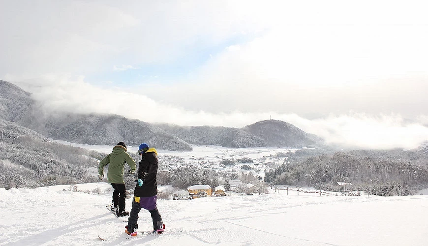 能一邊滑雪一邊眺望遼闊的神鍋高原冬季景緻提供:日高神鍋観光協会