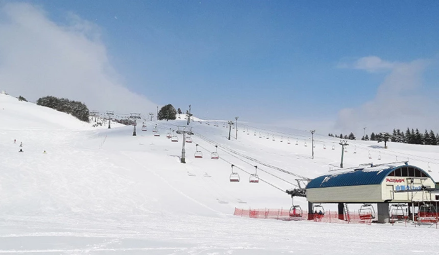 「上神鍋滑雪場」寬闊的滑雪道與纜車站提供:日高神鍋観光協会