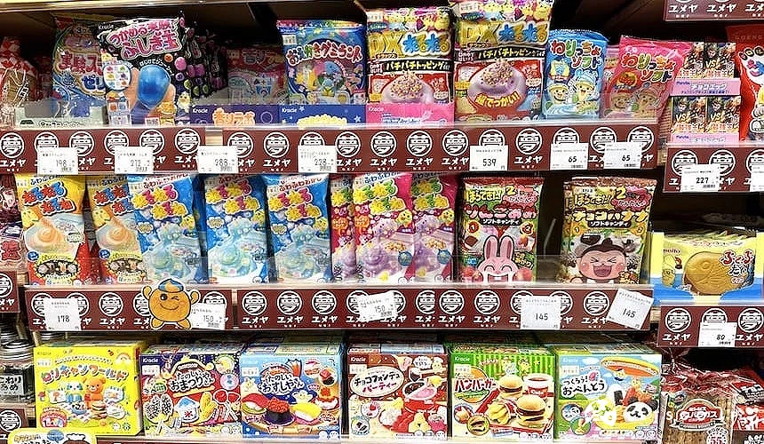 架上擺滿知育菓子系列商品