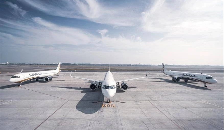 三架飞机停在停机坪