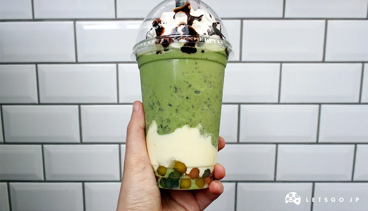 「脆脆抹茶布丁」珍珠冰沙內含抹茶、OREO 巧克力碎片、布丁、珍珠等配料。