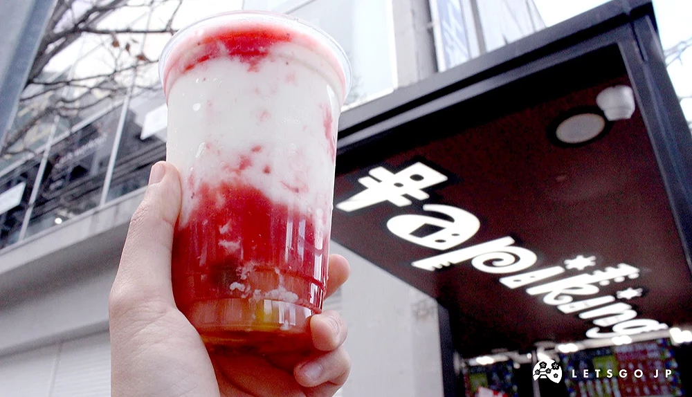 手持一杯「tapiking」的草莓優格杏仁珍珠冰沙