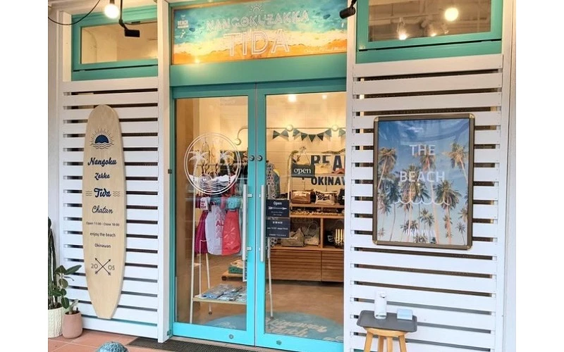 海島風格商店門面，玻璃門與牆面展示 THE BEACH 主題裝飾