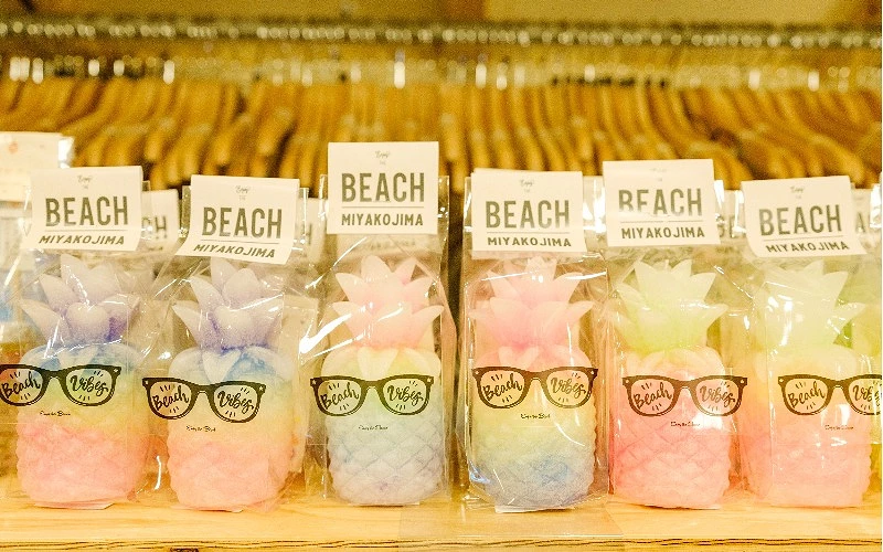 架上陳列多款印有 BEACH MIYAKOJIMA 字樣的鳳梨造型商品