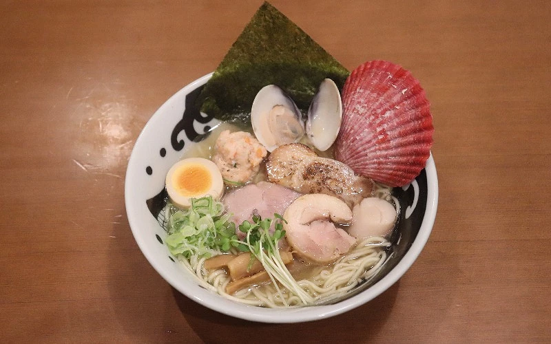 鹽味拉麵，配有干貝、蛤蜊、叉燒與溏心蛋
