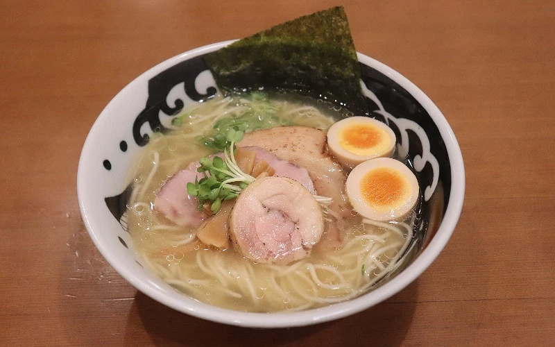 鹽味拉麵，搭配叉燒、溏心蛋與海苔