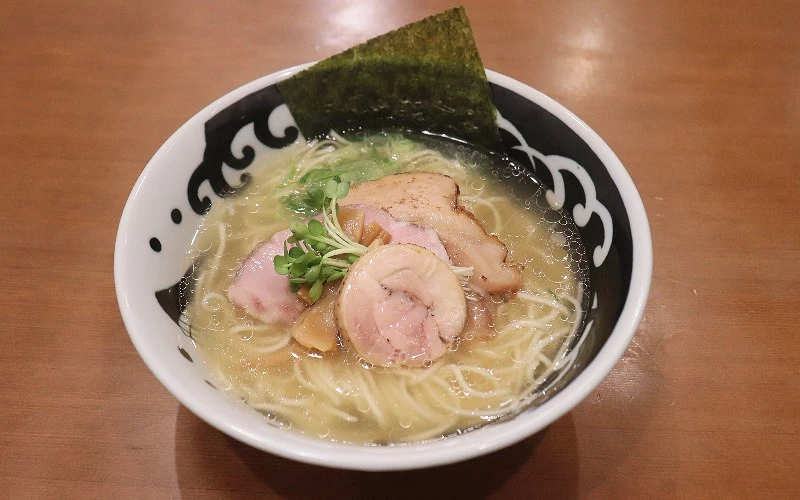 鹽味拉麵，配叉燒、筍乾與海苔