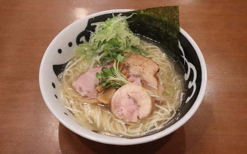 鹽味拉麵，鋪有叉燒、蔥絲與海苔