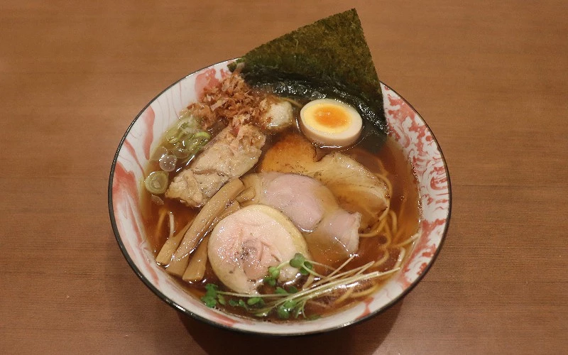醬油拉麵，搭配叉燒、溏心蛋與筍乾