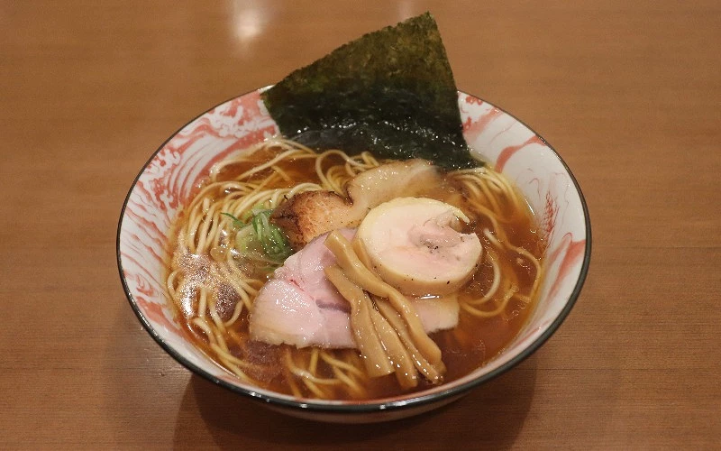 醬油拉麵，搭配叉燒、筍乾與海苔