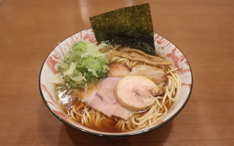 醬油拉麵，鋪有叉燒、蔥花、筍乾與海苔