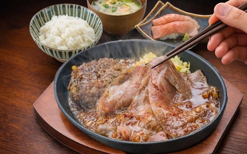 一份鐵板牛肉片及漢堡排的定食