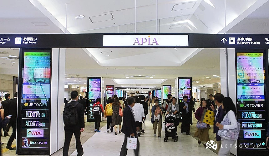 札幌地下街商場APIA通路裡人來人往