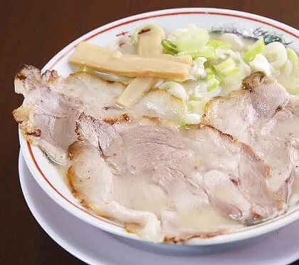 有叉烧肉、葱花的鸡白汤拉面