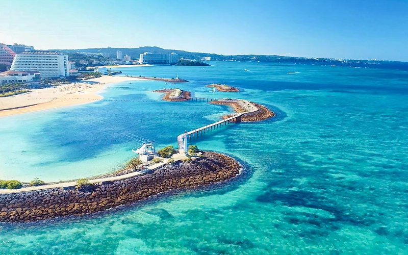 清澈海上的海中道路及橋