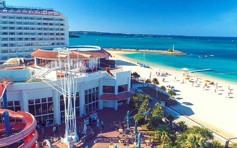 在海邊的白色建築物