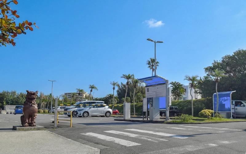 停車場口左邊有一隻沖繩風師爺