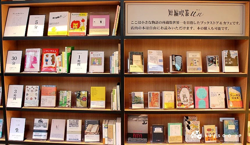 书架上陈列着各式各样书籍