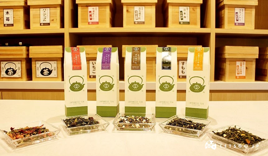 五包站立式茶包在桌上展示前方也有对应的展示茶叶