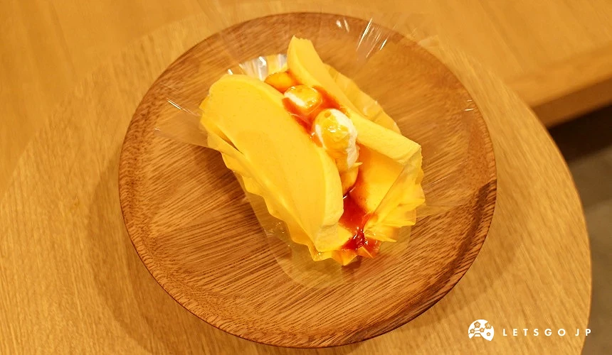 中间有奶油夹心的蛋糕卷、