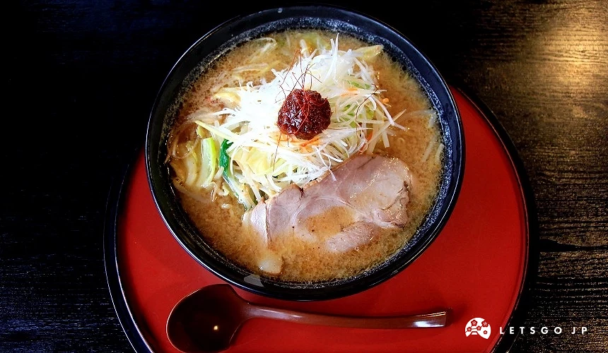 太陽之村奢華味噌拉麵實拍,濃厚味噌湯頭搭配叉燒與蔬菜的在地人氣拉麵