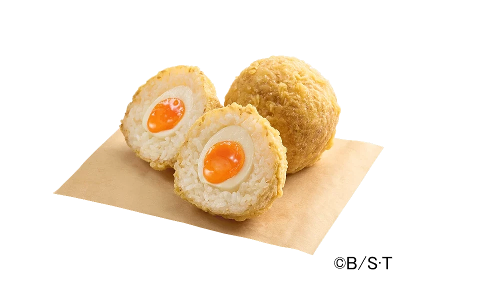金黄色切半的饭团中间有蛋黄