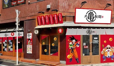 以动漫角色为主题的店家外观