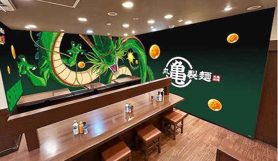 以动漫角色为主题的店内