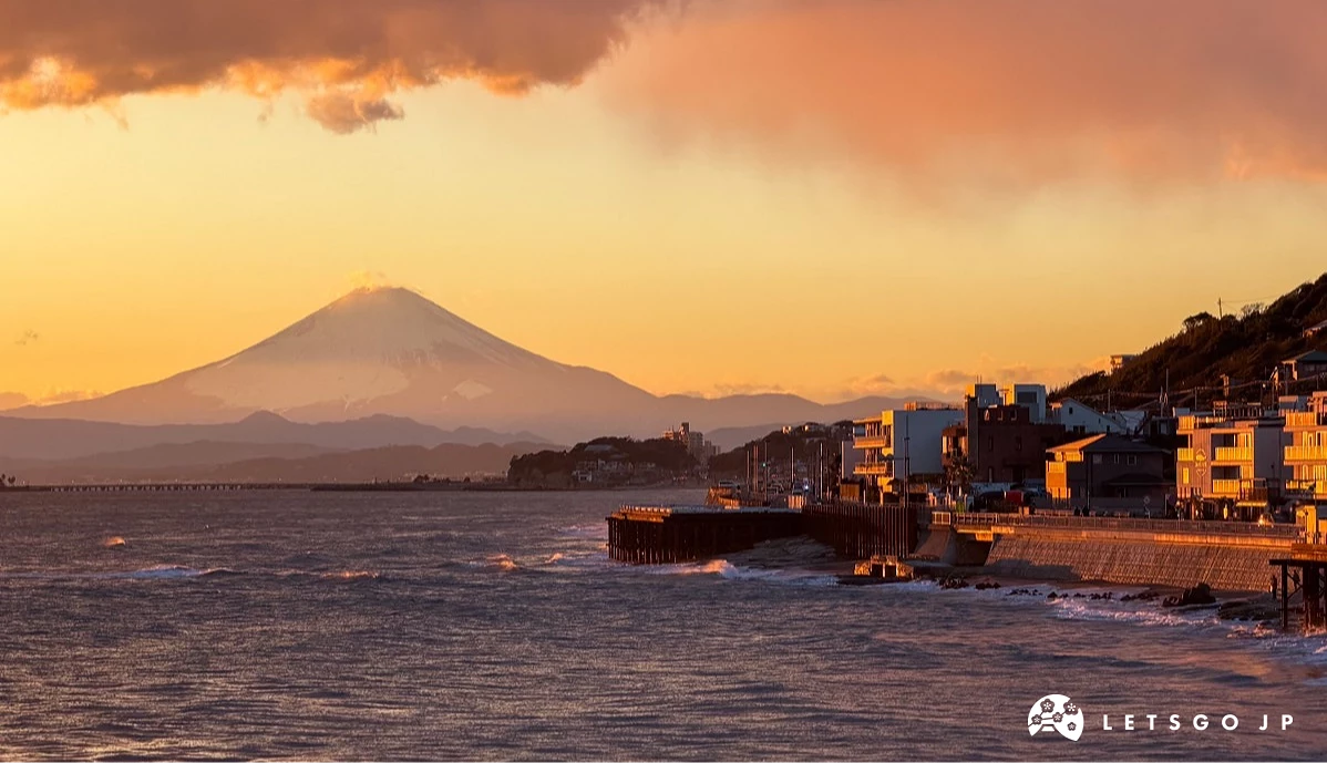 黃昏時橘紅色的天空與海面上的富士山