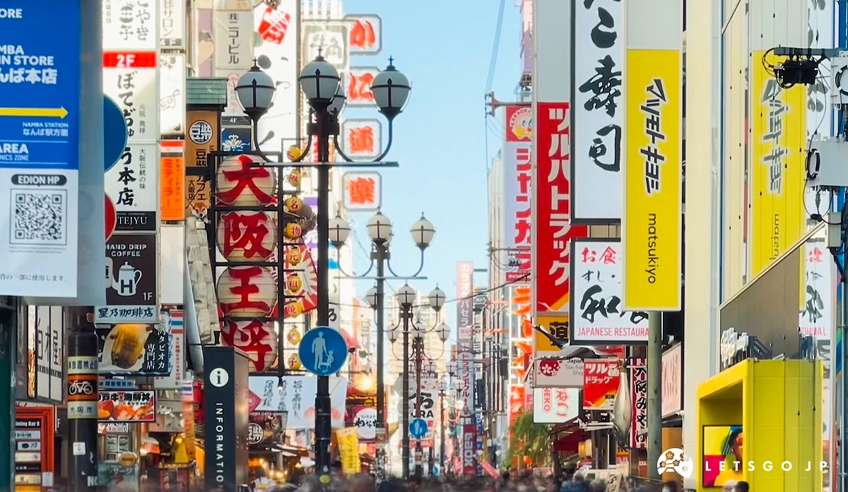 在道頓堀及心齋橋兩側商店華麗浮誇的招牌,象徵著商業之都的繁華熱鬧