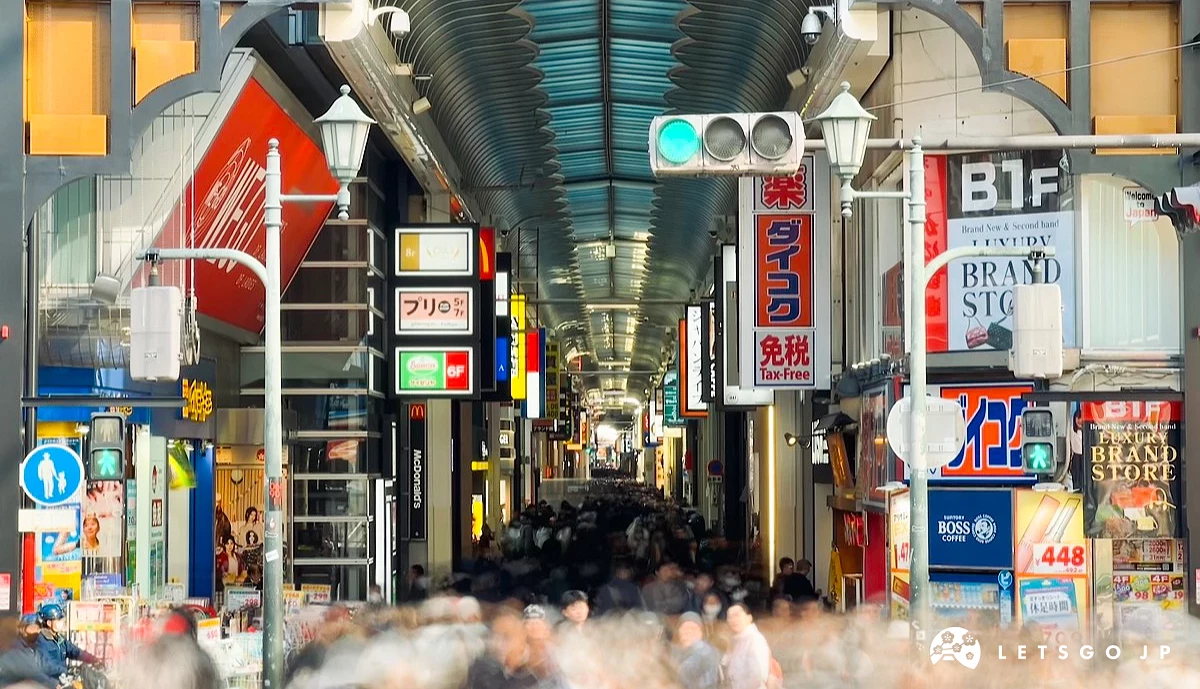 「心齋橋筋商店街」長約600公尺的商街上有眾多藥妝店、百貨公司、餐廳林立